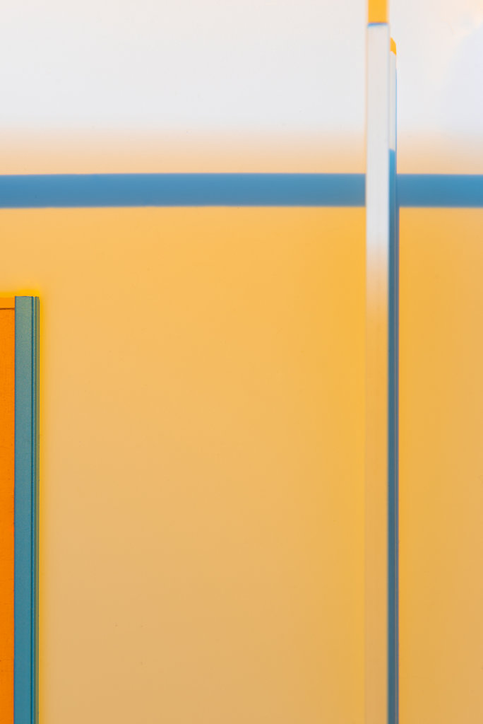 537-orange-et-bleu-visible-verte-hors-champs-projette-une-bande-bleue-et-ombre-surface-1347.jpg
